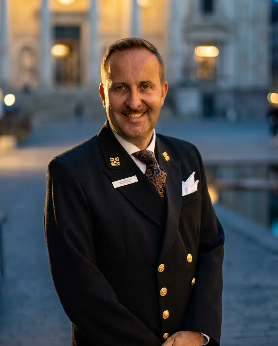 Officieel portret van Hervé Vandendrice, voorzitter van Les Clefs d’Or Belgium en Chef Concierge van het Brussels Marriott Hotel Grand Place, in uniform met de gouden sleutels op de revers